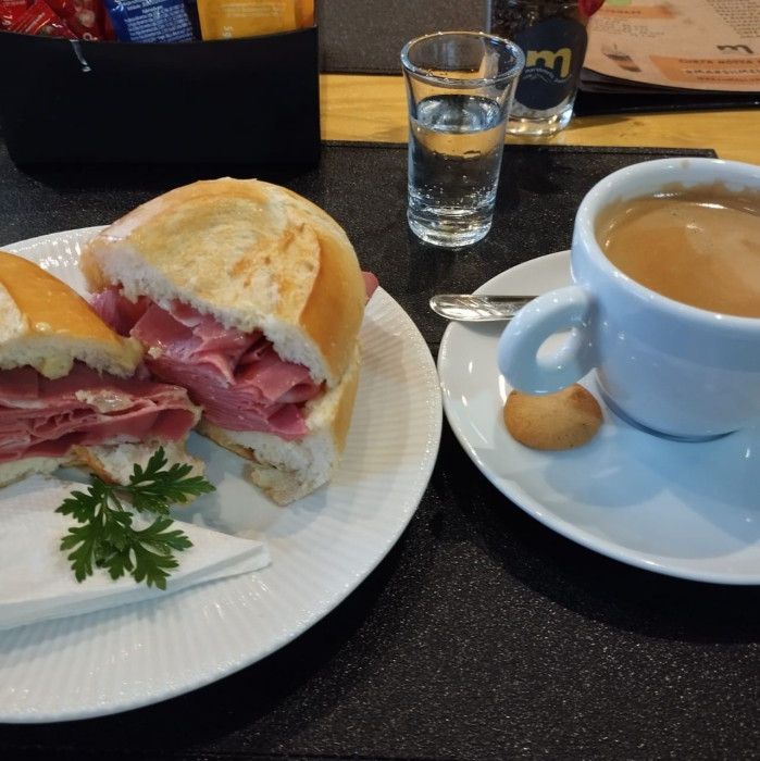 Pão com mortadela e cafe.jpg