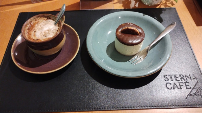 Capuccino com torta holandesa